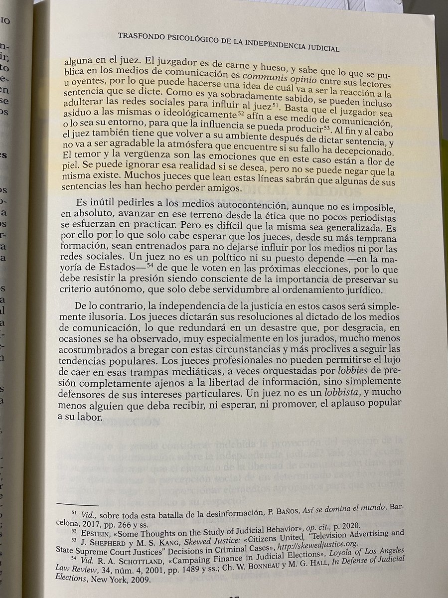 DoctorBatalla's tweet photo. Hoy en día es necesario que los jueces, sean entrenados para no dejarse influir por los medios ni por las redes sociales. Un juez no es un político, y mucho menos alguien que deba recibir, ni esperar, ni promover, el aplauso popular a su labor. Recomendado leer
@jordinieva 
👇🏾 https://t.co/PN0tUkaYs1
