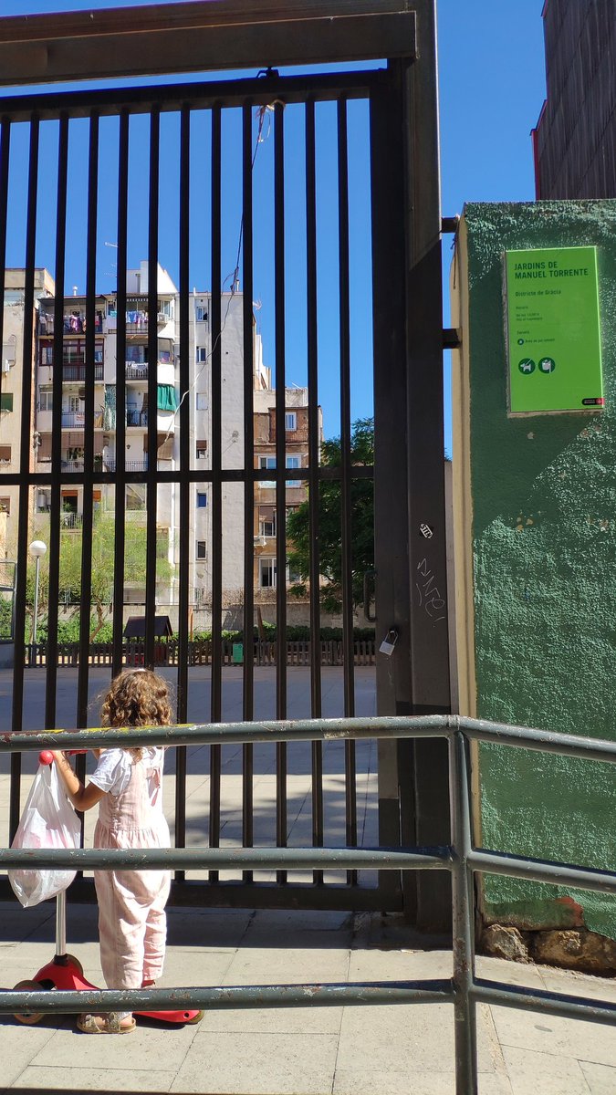 Catalufu's tweet photo. @bcn_ajuntament @AdaColau per quin motiu estan tancats els Jardins de Manuel Torrente un matí assolellat de diumenge, i de nit sovint es queda obert provocant botellots i molèsties als veïns? https://t.co/giUxm50AYu