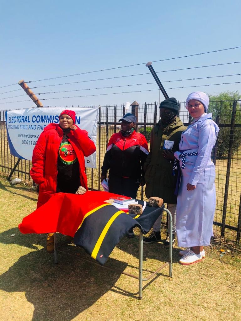 LoratoTito's tweet photo. EFF all the Way Gert Sibande Region Fighters are Everywhere for Voters Registrations Weekend.@EFFSouthAfrica @veronica_mente @collensedibe https://t.co/xBGeRK49uh