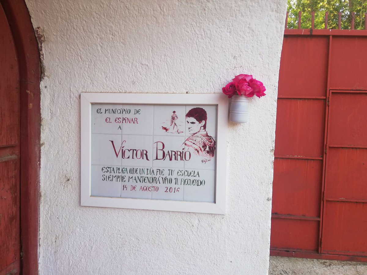 Séptimo y último festejo de 2021 en El Espinar,este año ha sido el que más veces he llevado flores a tu rincón,pero no me importa,lo hago con mucho gusto y es un placer hacerlo,todo lo que se haga por ti,es poco torero!!!
#EternoVictorBarrio