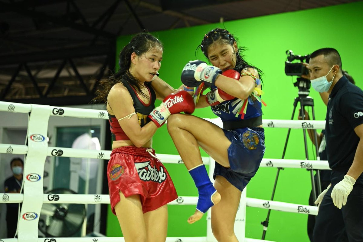 Teirrabyte's tweet photo. History was made last night when the first female boxing match was held in Lumpini Stadium, which, for 65 years since it’s opening, has barred women from entering the stage. Stay tuned for my feature on the women making waves in the #MuayThai industry. Photo: Lumpini — Go Sport. https://t.co/MjRva6JbqB