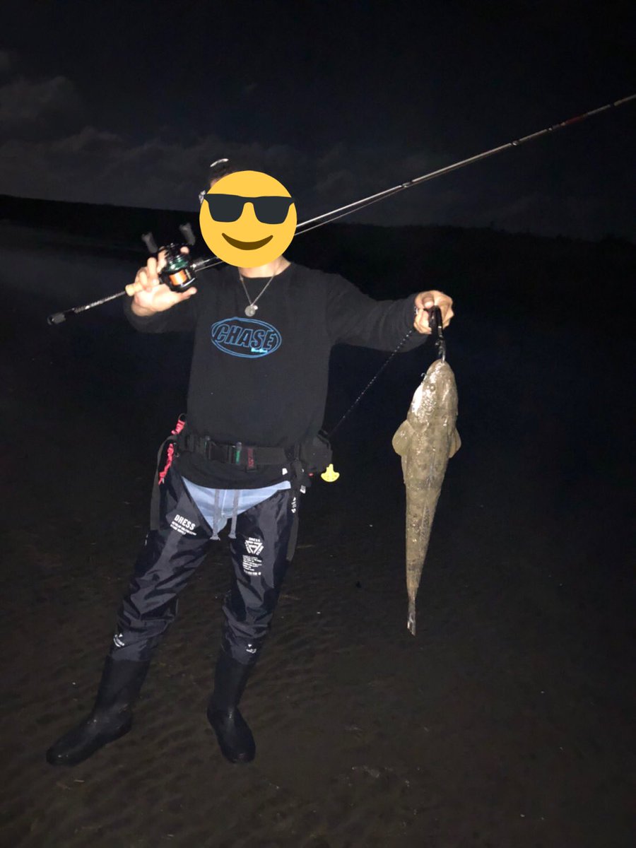 uhkun's tweet photo. 昼間は野池でバス釣って
夜はシーバス！

のはずが、ゲスト多数でした。 https://t.co/NabbhUsM7g