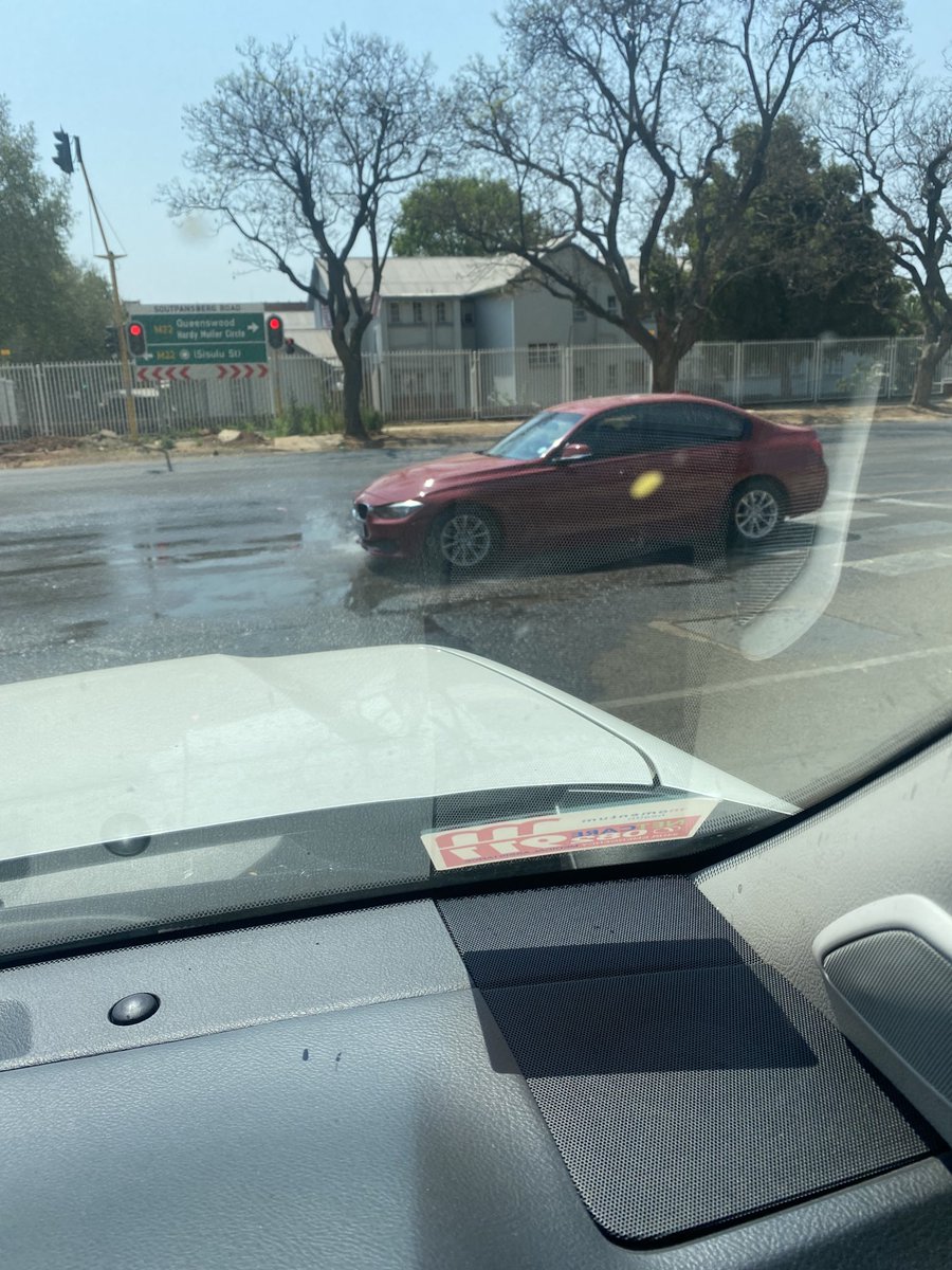 ⁦<a href="/CityTshwane/">City of Tshwane</a>⁩ underground leak still at Soutpans and Parker st. Reported a week ago. Please fix #savewater