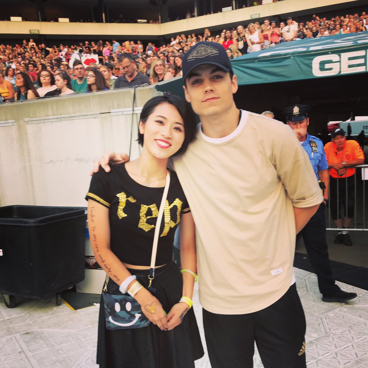 tay13chloe10's tweet photo. i really miss the feeling of being at taylor swift concert ๐ฅบ๐ค๐ค #repTourPhilly https://t.co/z3QF7fiFJK