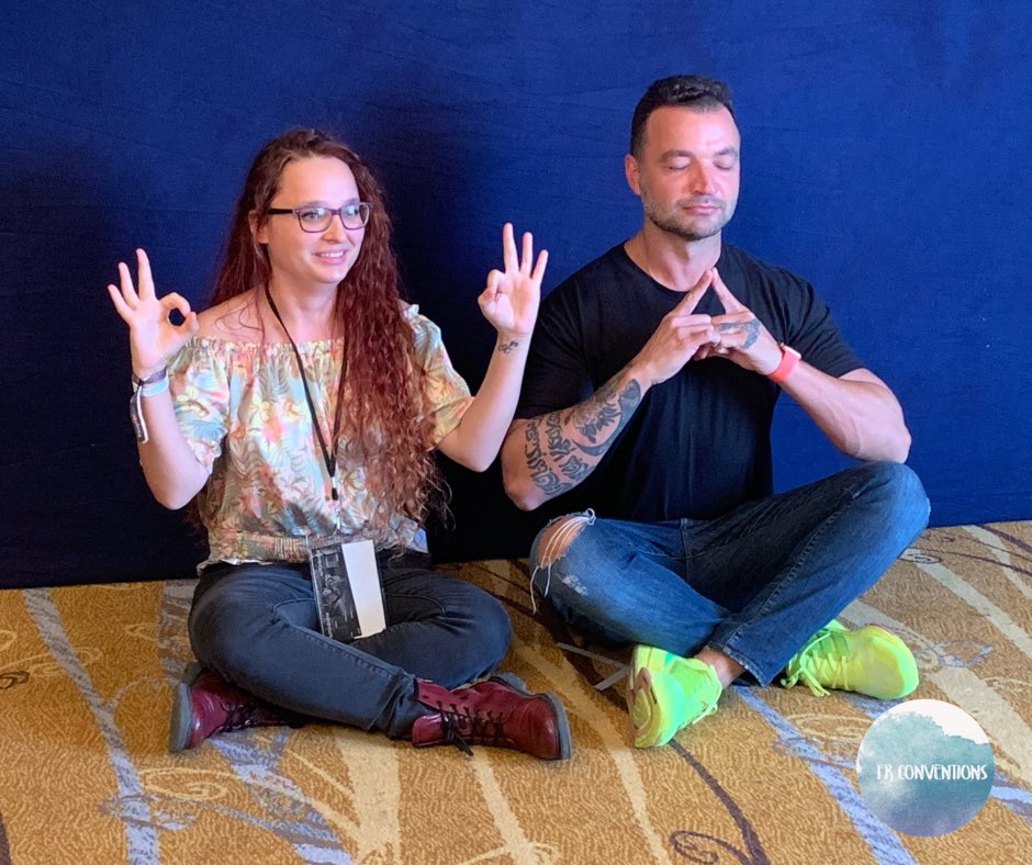 FrConventions's tweet photo. C’est au tour de Nick de passer devant l’objectif avec les fans de #Spartacus présents à la #RS6 de @peoplecons https://t.co/tu26uuqgiL