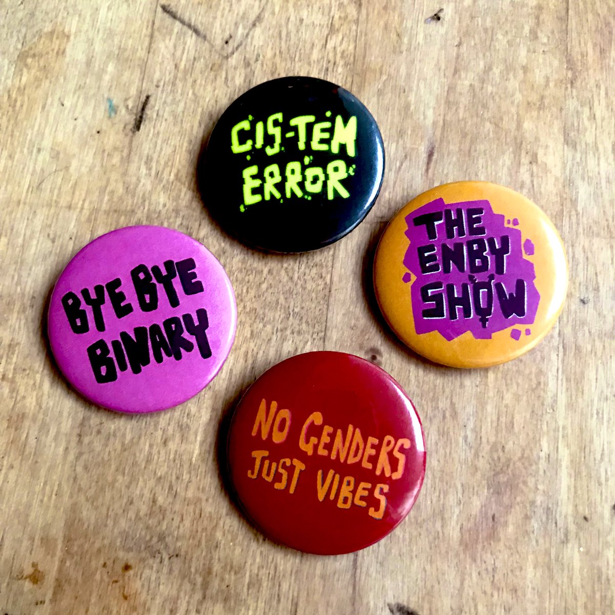 Our badges almost sold out at the show on Friday! 

If we were to sell badge packs online for £5 + postage would y’all be interested?? 👀