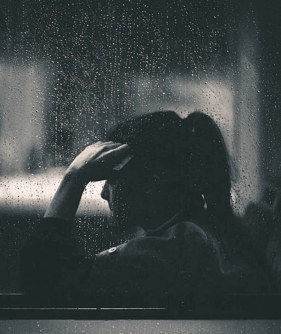 دائماً هناك نبضة تغي القلوب
وهناك كلمة لا تموت
وذكرى لاتنسى 
وهناك دمعة تساوي عمراً
ونظرة تختصر الكثير 
وهناك أماكن لانغادرها مهما ابتعدنا
وأناس لا نودعهم مهما أبعدتنا المسافات عنهم
في حياتنا دائماً لحظات
وعلامات فارقة من كل شيء.!
حكايہ'ة'αƖм