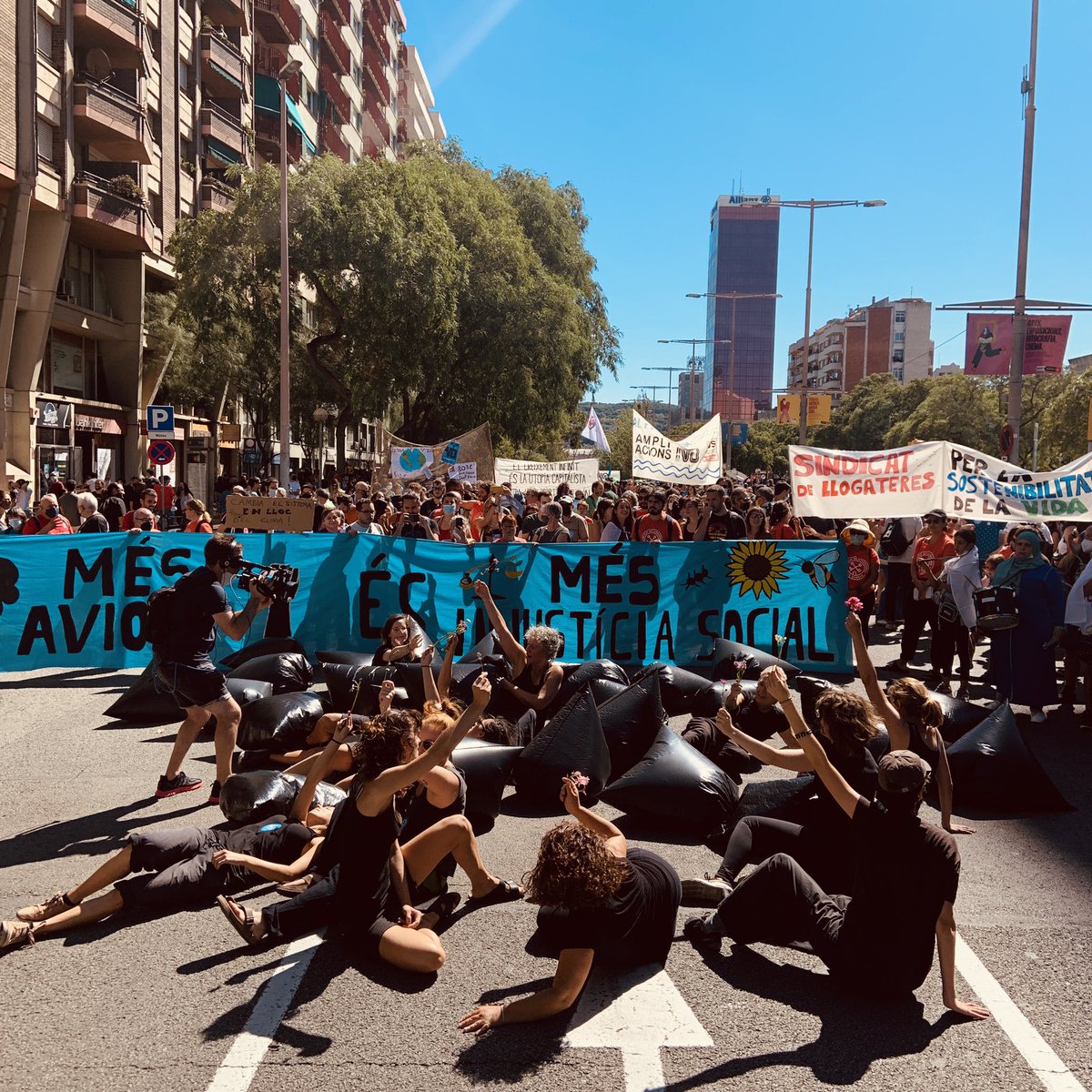 adriaral's tweet photo. Volien ampliar l’aeroport…
i van acabar ampliant el moviment ecologista 💚

#MenysAvionsMésVida https://t.co/3L67kqKOzw