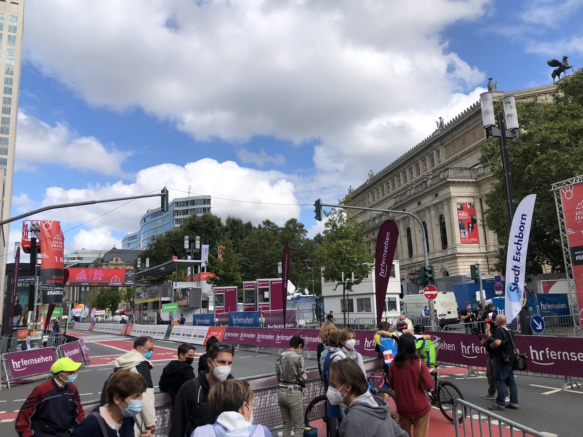 PRkeinMensch's tweet photo. #Frankfurts Straßen sind leer, alles bereit für die 60. Ausgabe von @DerRadklassiker. Beim #Finale an der #AltenOper werden @Ackes171 und Co. kaum Zeit für einen Blick auf die zahlreichen Wahlplakate haben. @dpa @dpa_sport #radklassiker #cycling #uciworldtour #dpareporter https://t.co/bYxwyT7zt4