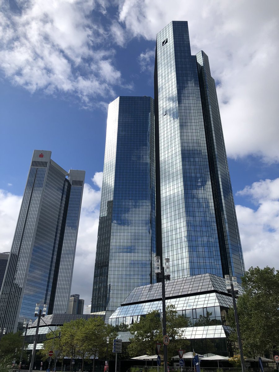 PRkeinMensch's tweet photo. #Frankfurts Straßen sind leer, alles bereit für die 60. Ausgabe von @DerRadklassiker. Beim #Finale an der #AltenOper werden @Ackes171 und Co. kaum Zeit für einen Blick auf die zahlreichen Wahlplakate haben. @dpa @dpa_sport #radklassiker #cycling #uciworldtour #dpareporter https://t.co/bYxwyT7zt4