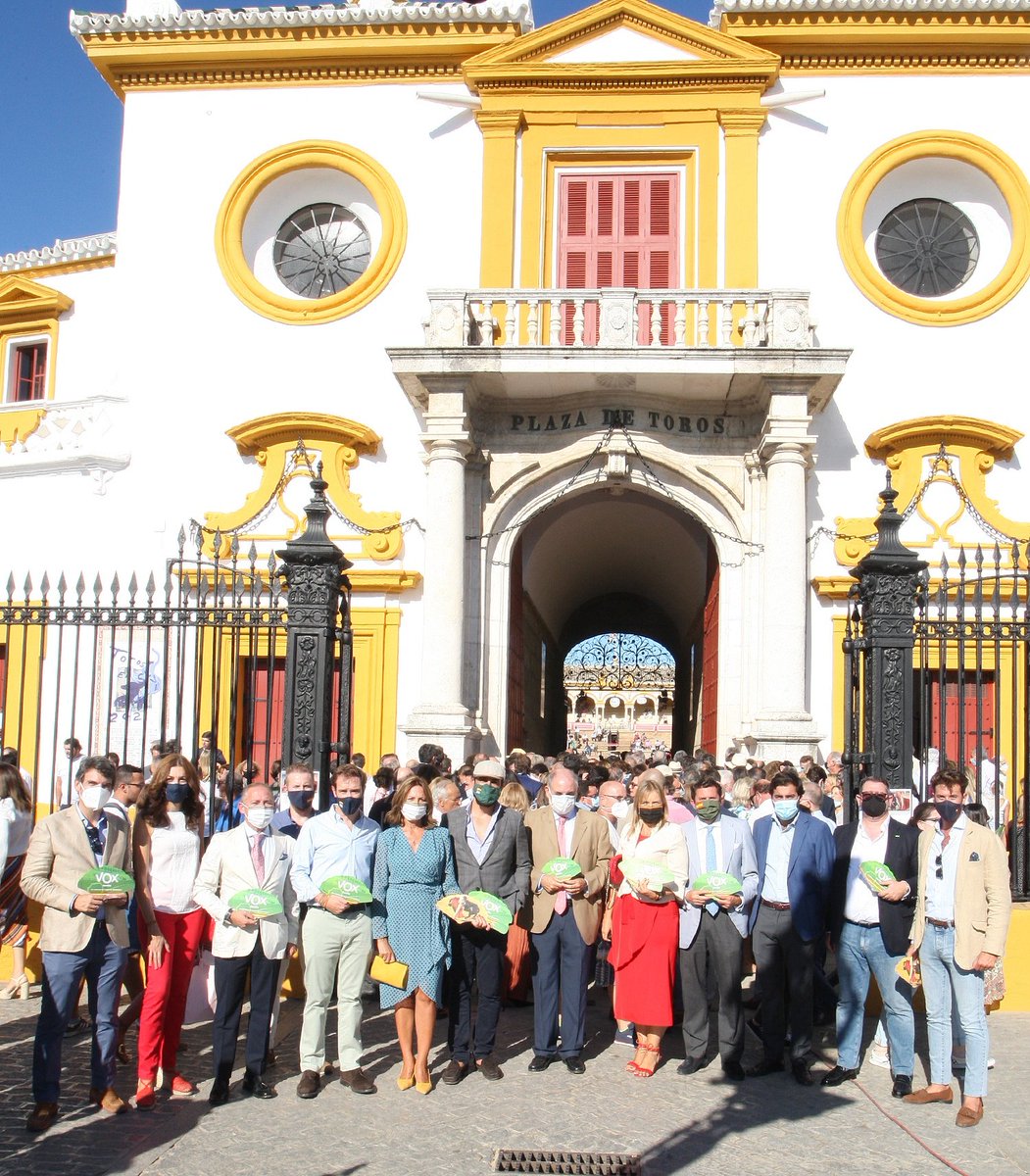 VOXSevilla_'s tweet photo. 🐃🇪🇦 VOX Sevilla muestra su respaldo al regreso de los toros a la Real @maestranzapages de Sevilla.

La #tauromaquia forma parte esencial del patrimonio cultural español, y muy especialmente, en nuestra región.

Solo @vox_es la defiende. 

#Maestranza21 #UnSanMiguelHistórico https://t.co/M8caDFQsuR