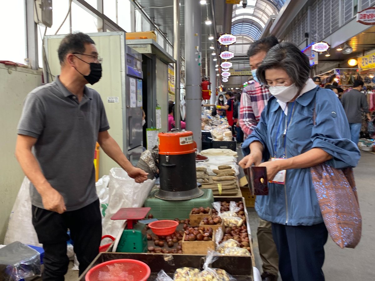 숙희씨가 추석 명절을 맞아 장을 보기 위해 
'광주말바우시장'을 방문했습니다!

말바우시장은 명절 준비에 나선 사람들로 북적거리며
활기찬 모습이었는데요,

시장의 분위기 덕분인지, 배, 부각, 멸치, 대추, 낙지 젓갈까지 두 손 가득 장을 보는 숙희씨의 모습도 정말 즐거워 보였습니다☺️
