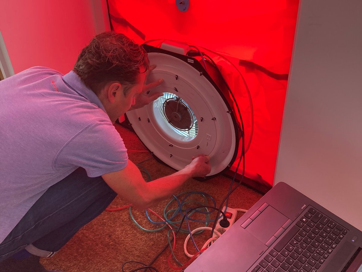 Een blowdoortest geeft inzicht in de #luchtdichtheid van je huis. Een huis luchtdicht maken is nodig om de energieverliezen te voorkomen.
#verbouwen #metenisweten #aardgasvrij
selinawoontaardgasvrij.blogspot.com/2021/09/meten-…