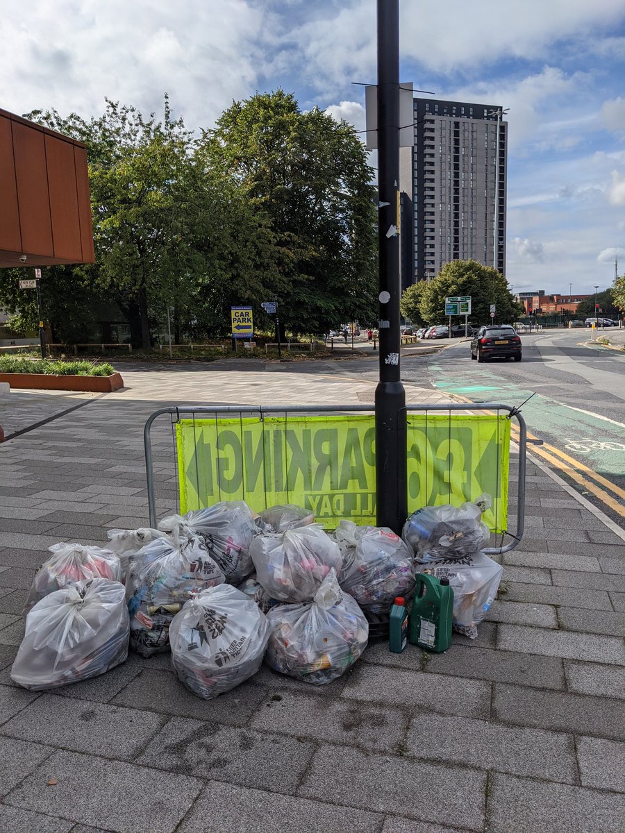 CGCastlefield's tweet photo. At Water St this morning clearing litter and sprinkling some wildflower seeds 🌼🐝🌱🌸
Still time left but 16 bags collected, hubcaps, canisters and many remnants of takeaways past
@MCCCityCentre @OurCastlefield @_The_Shire @CastlefieldPost #litter #litterpicking https://t.co/BqX4CLX1YF