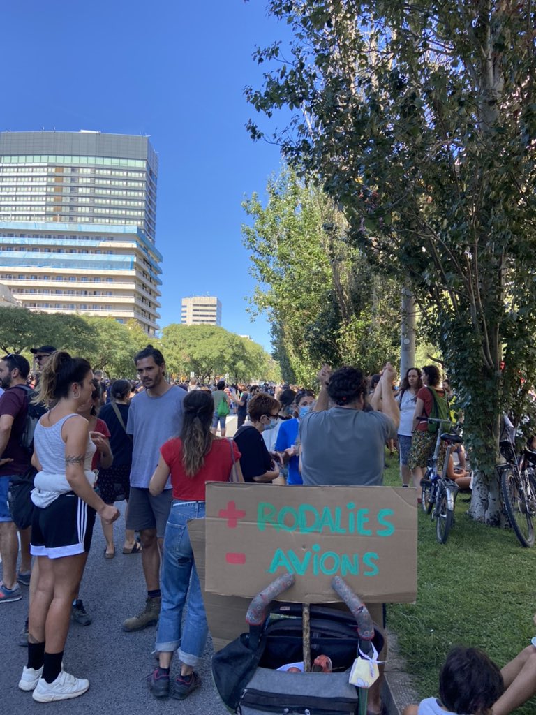 jordievole's tweet photo. Han intentado desmovilizar.
Querían que la manifestación pinchase.
Mucha pancarta casera, señal de que nadie se apropió de la mani.
Porque esta mani es de todxs.
Ojalá esta foto en la portada de algún periódico mañana.
“Luego diréis que somos cinco o seis”.
#MenysAvionsMésVida https://t.co/GqhreObwXm