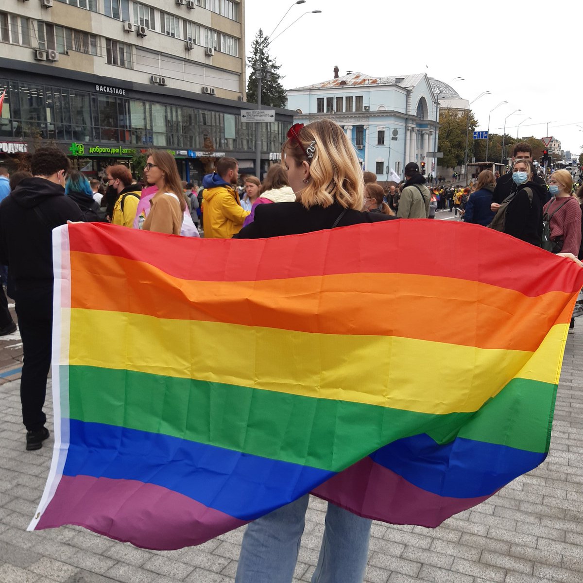 KingDalmatia's tweet photo. Danas smo odjebali politiku i samo pratili treći ovogodišnji #KyivPride #EqualityMarch
Bilo je divno vidjeti u povorci ne samo pripadnike LGBTIQ+ zajednice, već i sportaše, glumce, pjevače, manekene, voditelje, političare (koji nisu držali govore), ali i veterane (2014.-2021.)
1/ https://t.co/8kUdKHyq7o