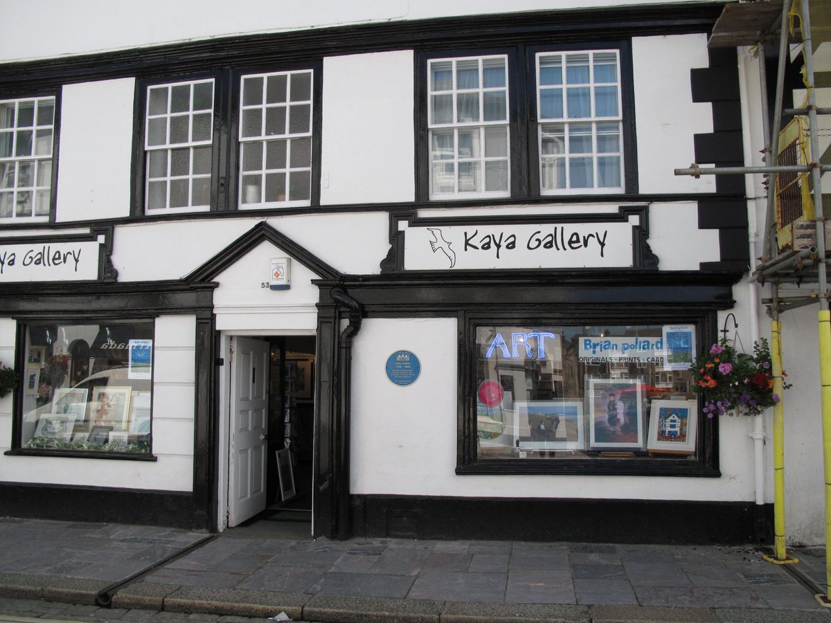 PinkPlaques's tweet image. As the Pink Plaque project draws to a close this week we will continue to share plaque commemorations here on the page! Thank you to @kayagalleryltd for hosting this Pink Plaque alongside their blue heritage plaque and brill neon sign -Pink Plaques-sponsored by @mayflower400uk