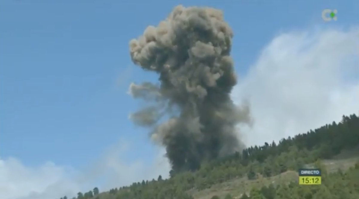 💥 💥 Entra en erupción el volcán en La Palma, ha comenzado esta tarde de domingo en la Cumbre Vieja de La Palma, en la zona de Las Manchas.
#VigilanciaLaPalma #volcanlapalma