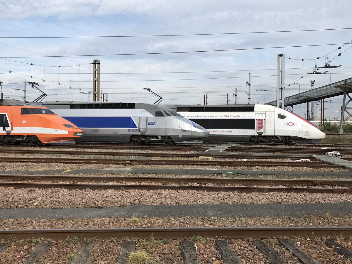 nicolas_mely's tweet photo. #40ansTGV 3 rames de record réunies pour la première fois !! ⁦@GroupeSNCF⁩ 
380>515>574,8 km/h 💪🏻🙌🏻 https://t.co/P0XjaraA0M