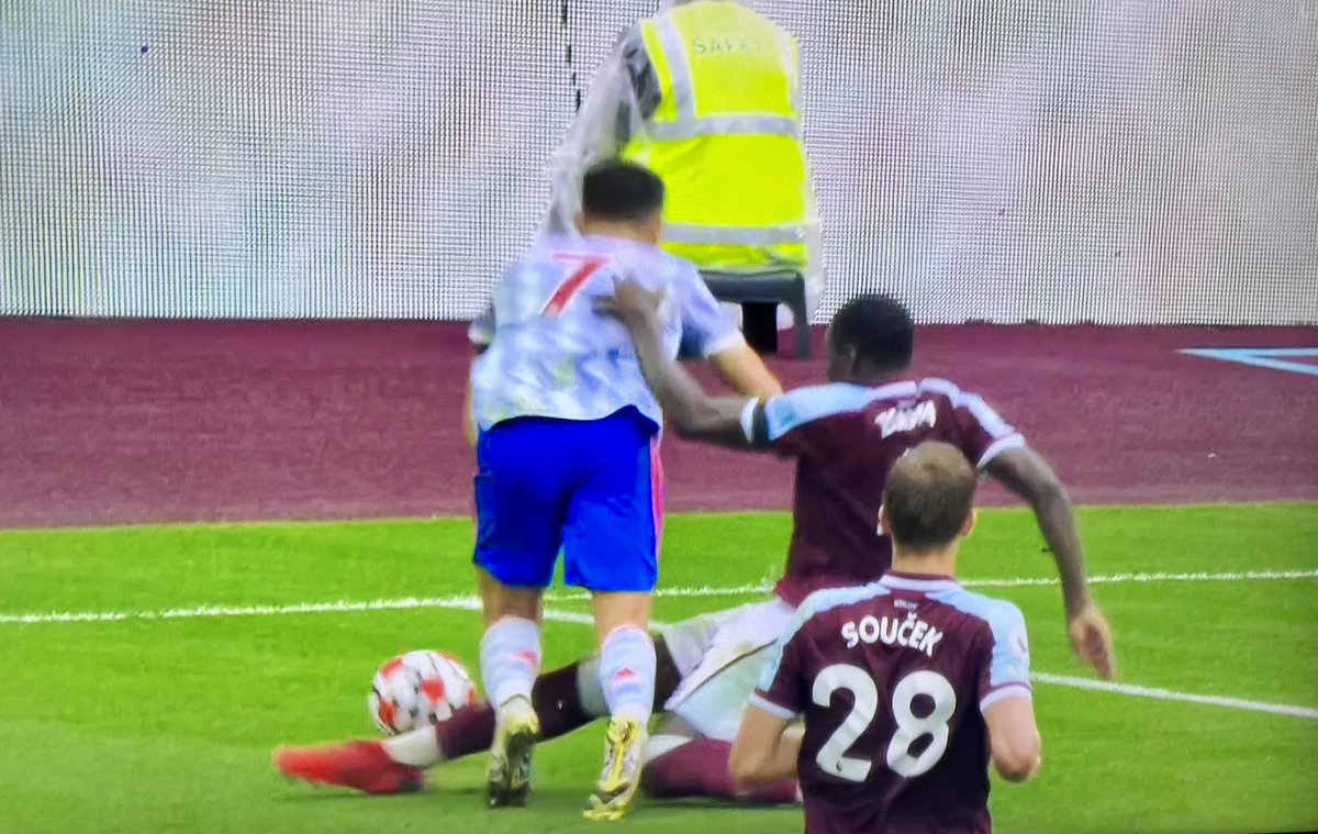 ProjectEPL's tweet photo. Was VAR having a cheeky nap for this? https://t.co/7uxzB13vlG