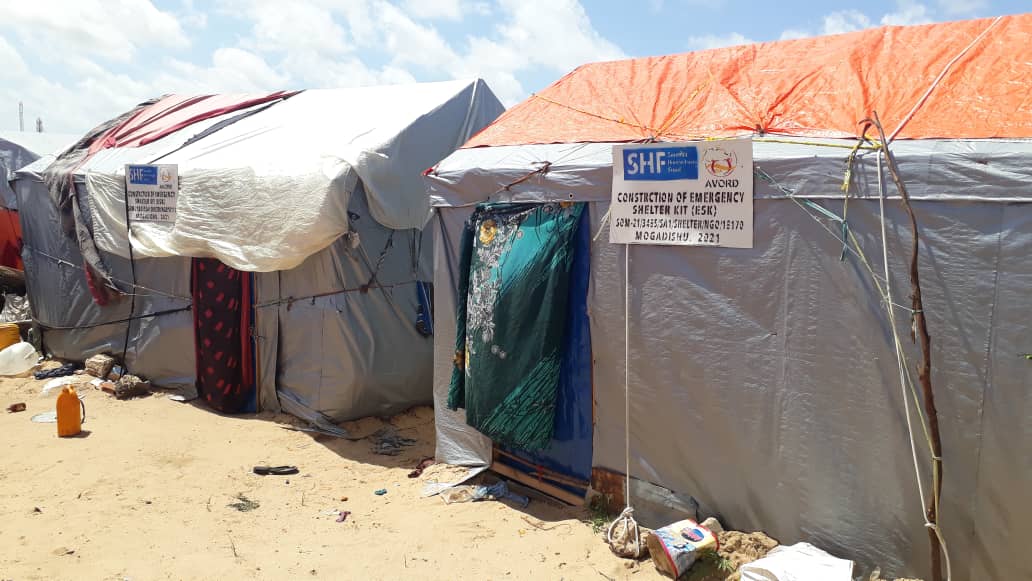 With support from @SHF_somalia AVORD organization provided emergency shelter kits and NFI to displaced persons in Daynile &amp; Kahshiqaal camps last month. #Shelter assistance is essential for displaced persons and contributes to the mental wellbeing of the people. @SHF_somalia