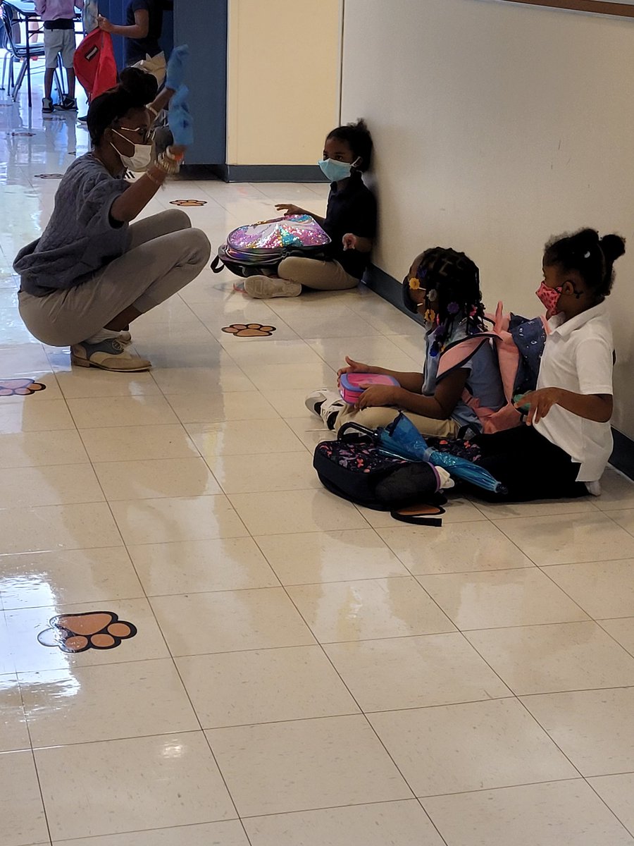 EvanGShortlidge's tweet photo. Every Minute Matters! Ms. Miles reviewing letters and sounds during dismissal. #ExcellenceEveryday #JFactor #GameChangers @DesireeFaison @ShortlidgeAP @RedClaySchools https://t.co/d5wul50DqX