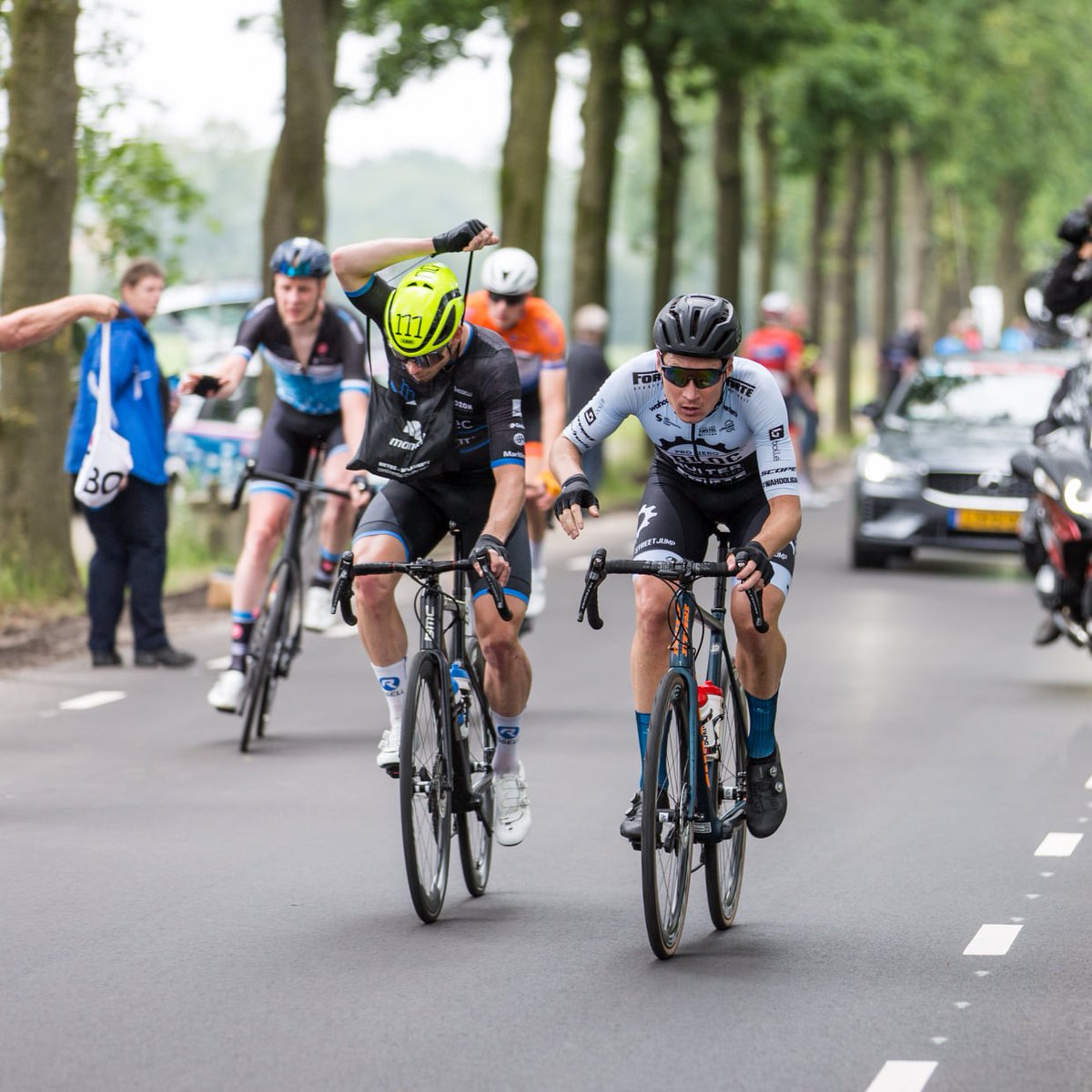 AzerionVillaVal's tweet photo. 🇳🇱#RVMB
𝗧𝗥𝗜𝗣𝗟𝗘 𝗕𝗥𝗘𝗔𝗞𝗔𝗪𝗔𝗬-𝗗𝗔𝗬 🔥
Rick van Breda, Mike Schuch and Bodi Del Grosso are part of an 11 men breakaway! 👊🏻
Gap to peloton: 1'50" 🚴🏻♂️
📸 Sensa-KVKct/Sara Siemons
#RideToWin https://t.co/FkKygVrjMf