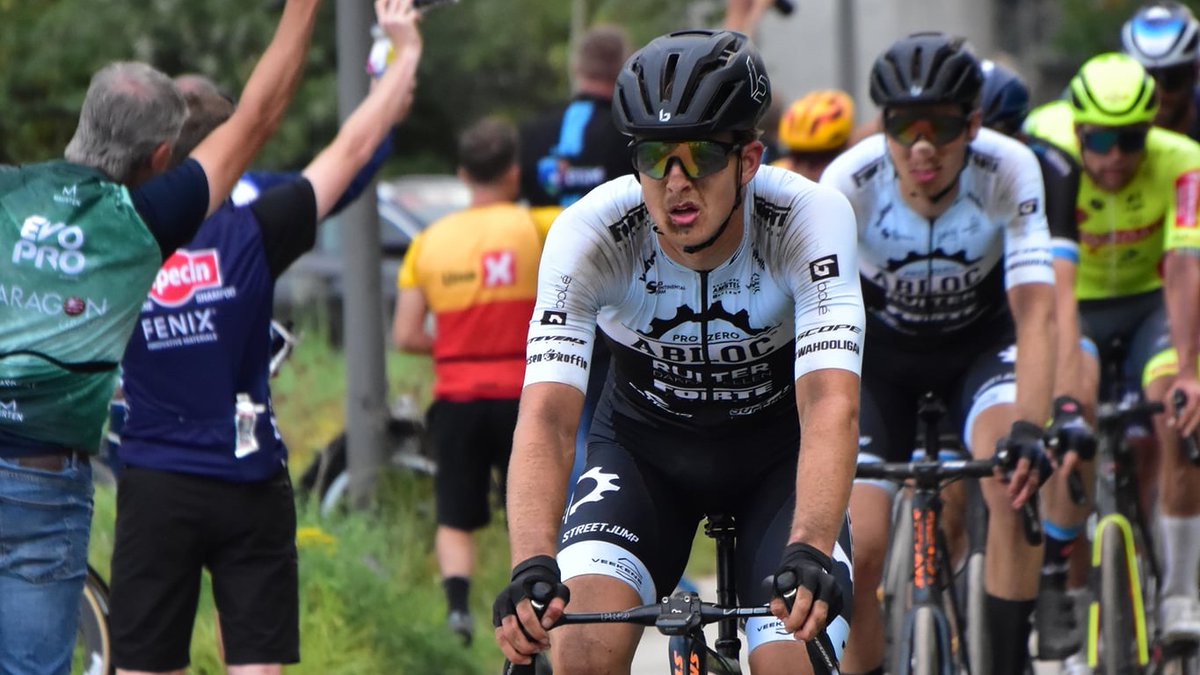 AzerionVillaVal's tweet photo. 🇳🇱#RVMB
𝗧𝗥𝗜𝗣𝗟𝗘 𝗕𝗥𝗘𝗔𝗞𝗔𝗪𝗔𝗬-𝗗𝗔𝗬 🔥
Rick van Breda, Mike Schuch and Bodi Del Grosso are part of an 11 men breakaway! 👊🏻
Gap to peloton: 1'50" 🚴🏻♂️
📸 Sensa-KVKct/Sara Siemons
#RideToWin https://t.co/FkKygVrjMf