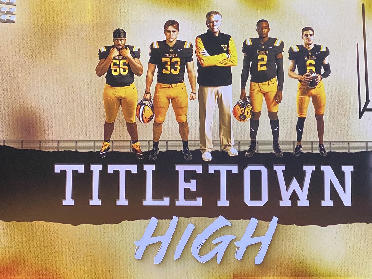 RefofPittsburgh's tweet photo. Sunday morning BINGE !!!! 

#netflix #highschoolfootball #FridayNightLights #titletownhigh https://t.co/miIRlTkRL2