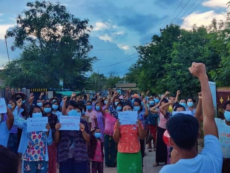 On the 33rd anniversary of Martyr MaWinMaw Oo's death, residents of Phaungkar village in the Letpadaungtaung district marched &amp; protested. #JuntaUsesArtilleryWeapons #Sep19Coup  #WhatsHappeningInMyanmar