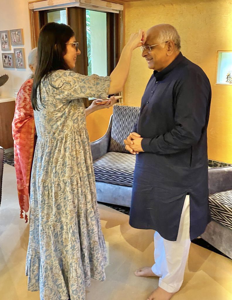 Bhupendrapbjp's tweet photo. ઉત્તરપ્રદેશના મહામહિમ રાજ્યપાલ મહોદયા તથા રાજ્યના પૂર્વ પ્રથમ મહિલા મુખ્યમંત્રી શ્રીમતી આનંદીબેન પટેલ ની તેઓના નિવાસસ્થાને શુભેચ્છા મુલાકાત લીધી હતી. https://t.co/KYwQ9aOhQb