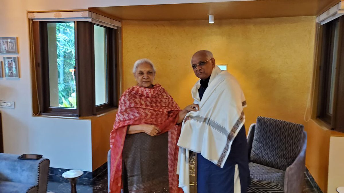 Bhupendrapbjp's tweet photo. ઉત્તરપ્રદેશના મહામહિમ રાજ્યપાલ મહોદયા તથા રાજ્યના પૂર્વ પ્રથમ મહિલા મુખ્યમંત્રી શ્રીમતી આનંદીબેન પટેલ ની તેઓના નિવાસસ્થાને શુભેચ્છા મુલાકાત લીધી હતી. https://t.co/KYwQ9aOhQb