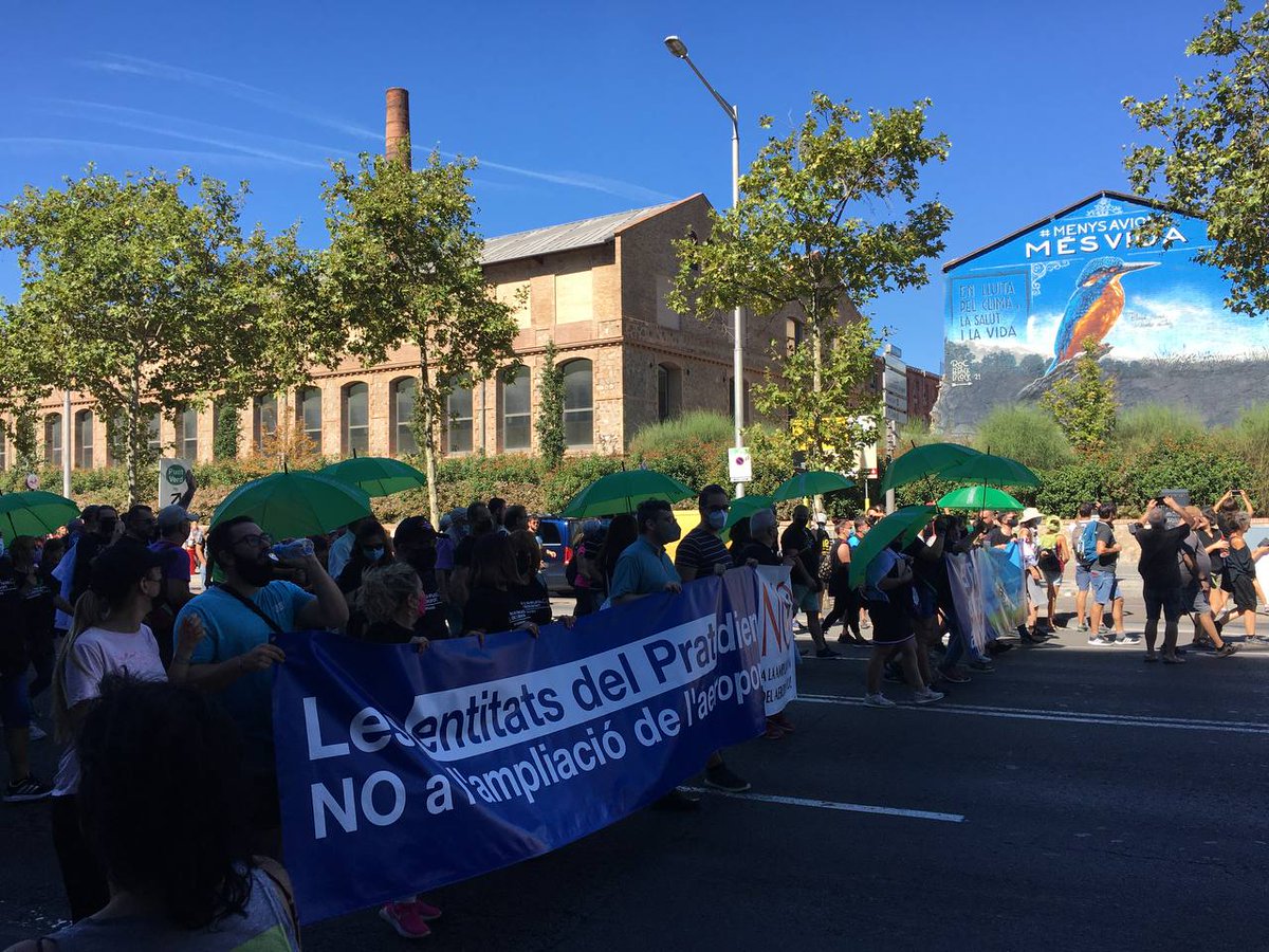 elPratenComu's tweet photo. ✈️❌Avui la ciutadania surt als carrers per dir no a l'ampliació i a la destrucció dels espais naturals!

🌿Defensar el delta és defensar un model més sostenible i de lluita contra el canvi climàtic!

🌱Sí a la vida, la salut i el futur!

#niunpammes
#MenysAvionsMésVida
#19S https://t.co/O1HzgFYzNL