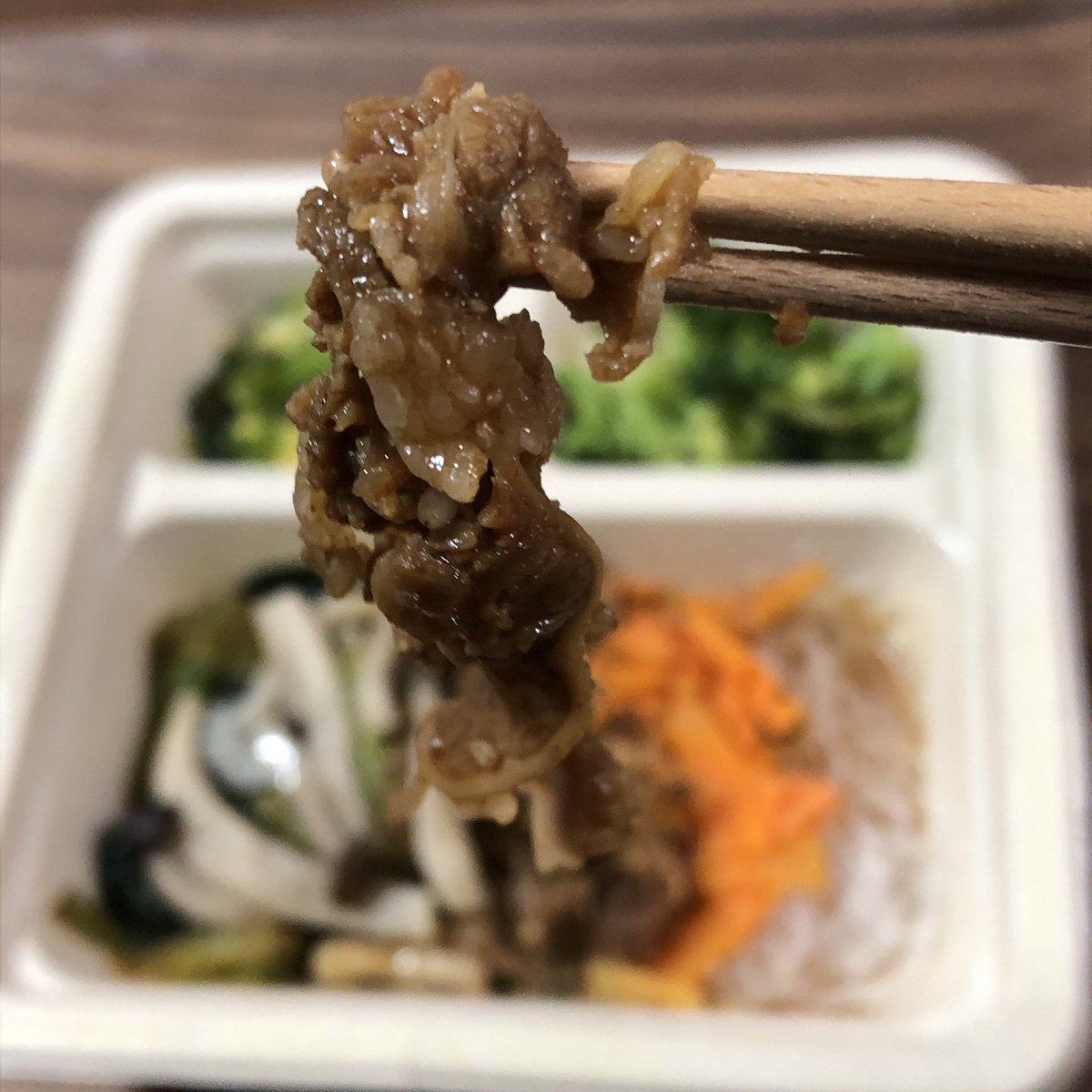 TAKUSYOKUSAN's tweet photo. 三ツ星ファーム
やわらか牛肉の満足チャプチェ★★★★★[星5]
フタを開けると、熱々の湯気にのって中華らしいコチュジャンの匂いが食欲に火をつける！
野菜のうまみが春雨にからんで絶品✨
副菜との味の強弱バランスも◎
宅食さんの五ツ星★飛び出しちゃいました🤤👍
#三ツ星ファーム https://t.co/iziNVXSTqU