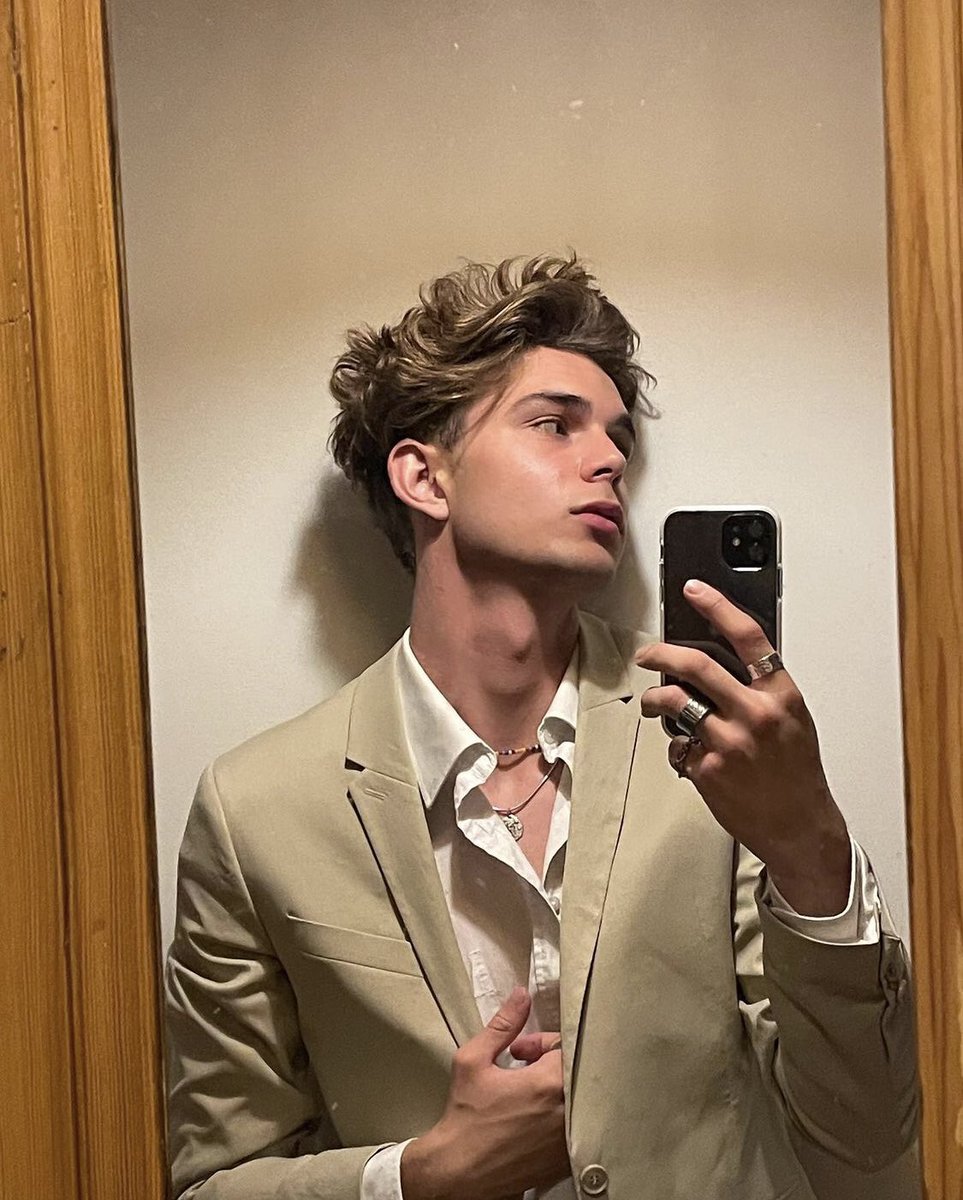 wreckcdinside's tweet image. digging the suit