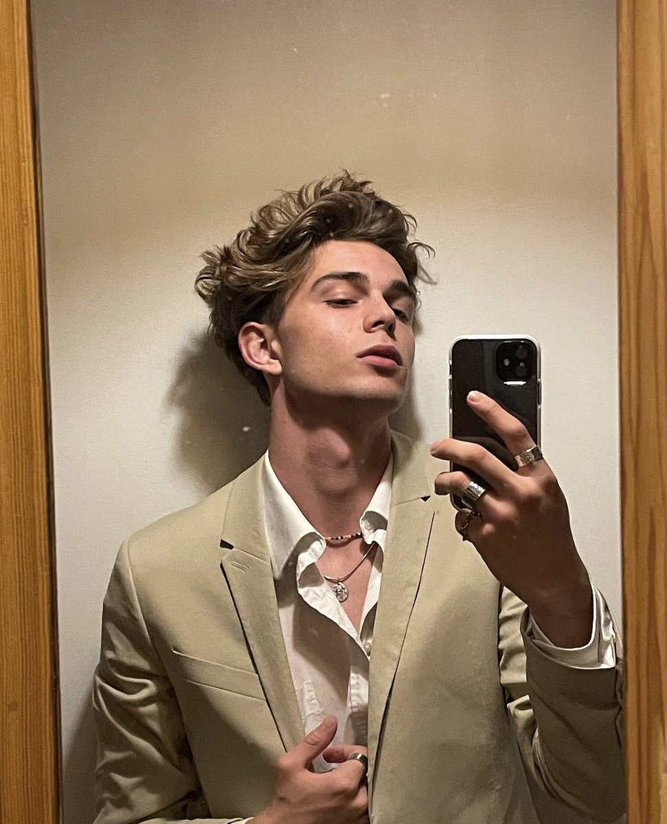 wreckcdinside's tweet image. digging the suit