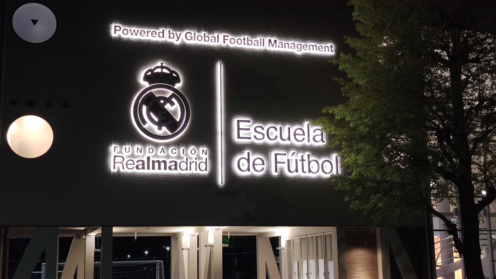 晴海地区情報 レアルマドリードの公式サッカー スクール東京晴海校 そのグラウンドに隣接するクラブハウスには 牛乳ソフトクリーム 牛乳食パン 屋さん が入る予定です ソフトクリーム は0円だそうです 10月1日オープン T Co