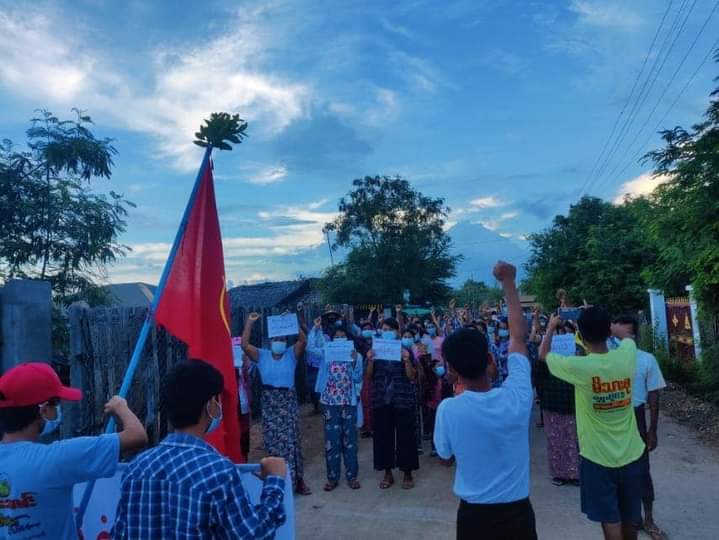 WinMetawinMM's tweet photo. A village from West part of Monywa rallied in the village to protest against the military dictatorship On the 33rd anniversary of Martyr Ma Win Maw Oo's death.

#JuntaUsesArtilleryWeapons
#Sep19Coup 
#WhatsHappeningInMyanmar https://t.co/qCB7O277pl