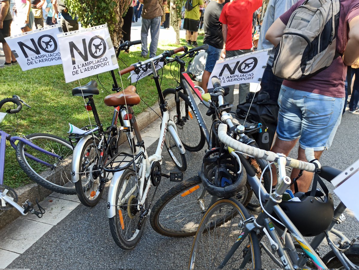 ProuTransit's tweet photo. Preciosa mañana reivindicativa rodeados de maravillosa gente.
Decimos no a la ampliación del aeropuerto porque necesitamos aire limpio, menos contaminación, más vida.
Las pancartas de muchísimas asociaciones eran 🔝
#MenysAvionsMésVida #proutransit #MenosHumoMasSalud https://t.co/DTpuV7JmdL