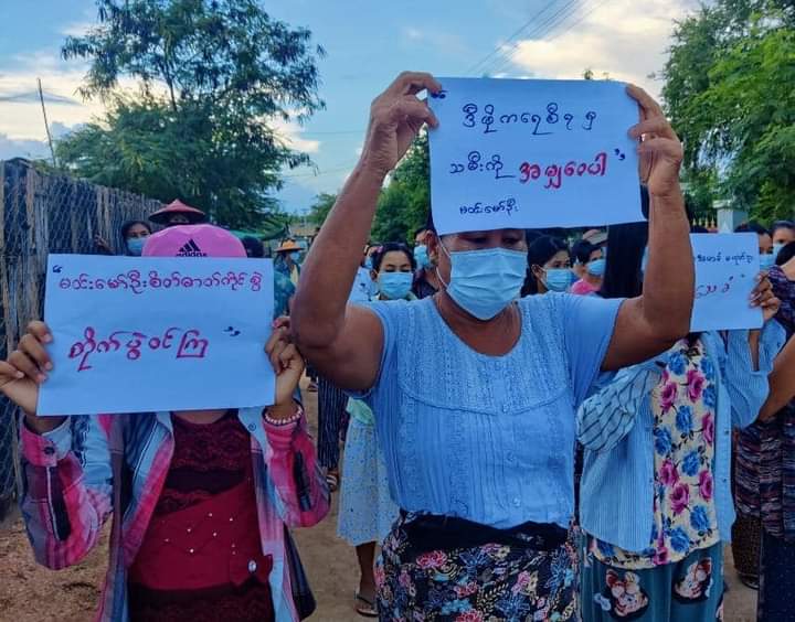 WinMetawinMM's tweet photo. A village from West part of Monywa rallied in the village to protest against the military dictatorship On the 33rd anniversary of Martyr Ma Win Maw Oo's death.

#JuntaUsesArtilleryWeapons
#Sep19Coup 
#WhatsHappeningInMyanmar https://t.co/qCB7O277pl