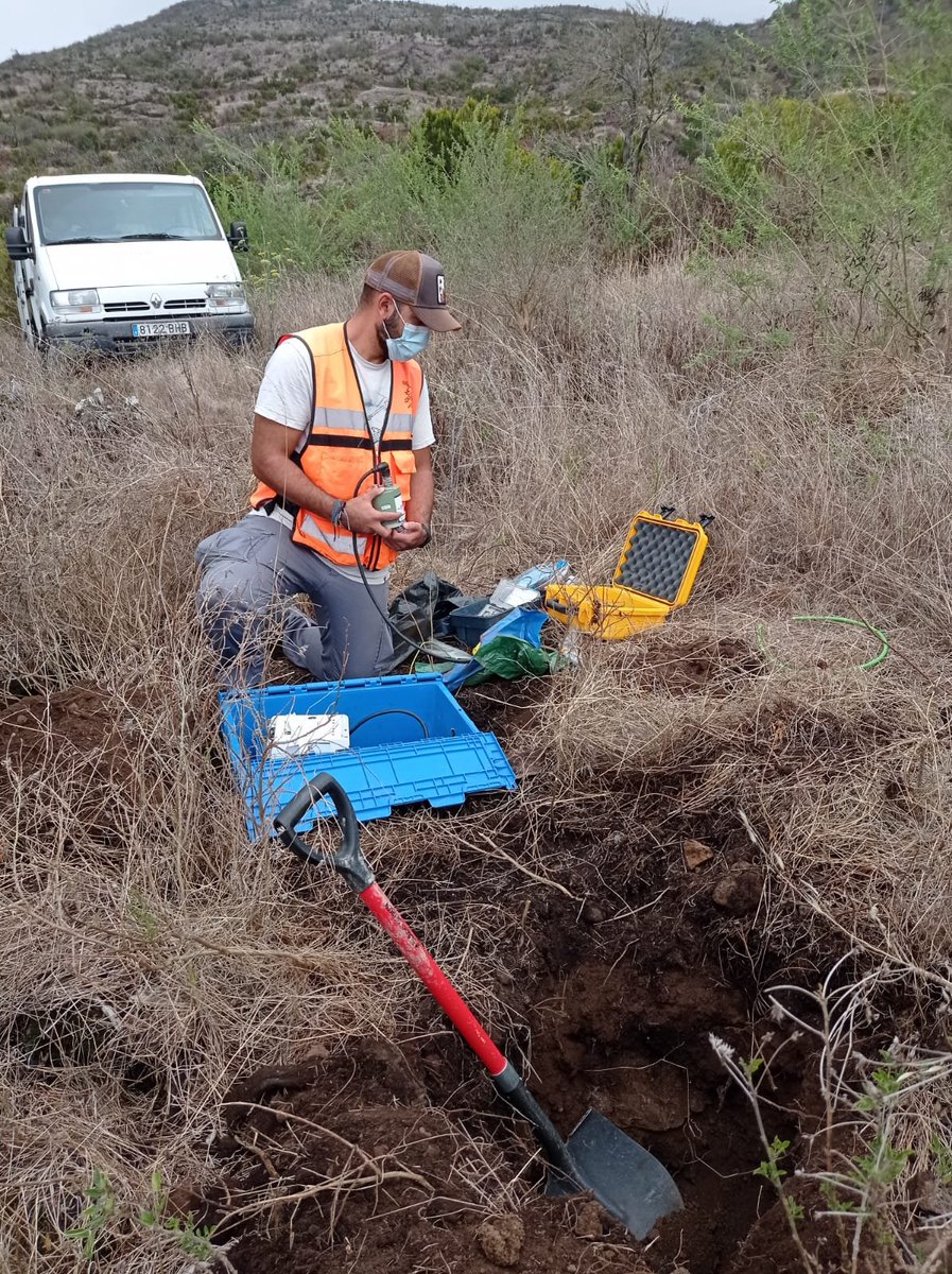 INVOLCAN continues to upgrade and strengthen the instrumentation network on the ground at #LaPalma. Just now a new seismic station is being installed. #volcanology #scienceinaction