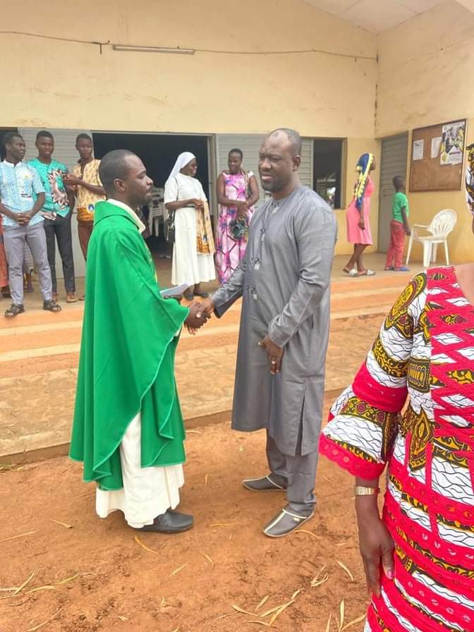 Soro_Simon's tweet photo. Que ce dimanche nous soient bénéfiques.
Acceptons de nous pardonner, que la haine n'ai pas de place dans nos cœurs. Cultivons l'amour du prochain comme le prescrit les saintes écritures. 

Bon dimanche de culte chers miens ! https://t.co/ZELC2tzzz5