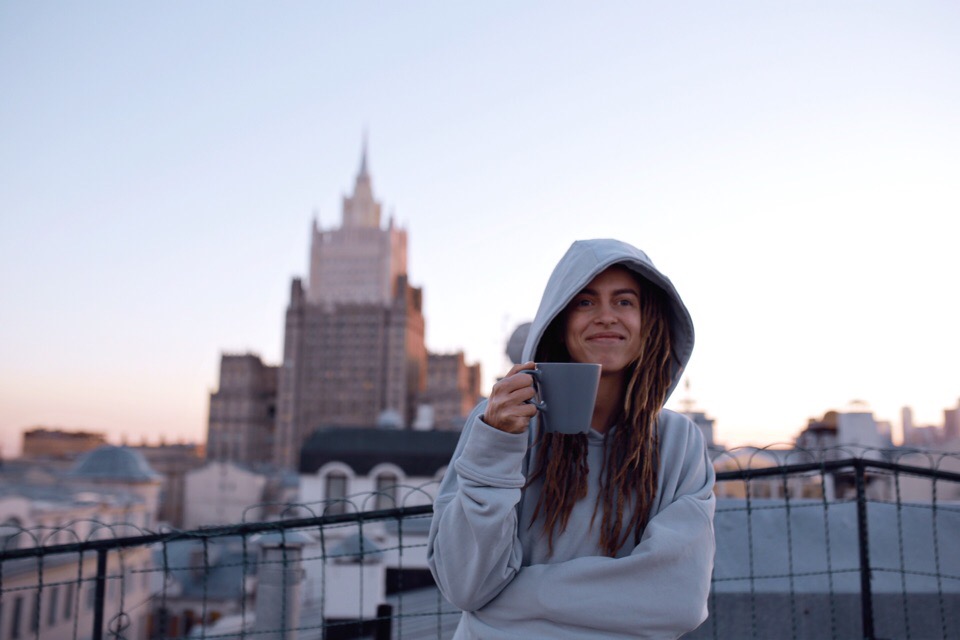 inkinsideme's tweet photo. During the lockdown in 2020, I decided to learn how to draw vector graphics. 
And I drew Olya. I really liked the mood of this photo on the roof against the background of the Ministry of Foreign Affairs. https://t.co/IVK3NMUdba