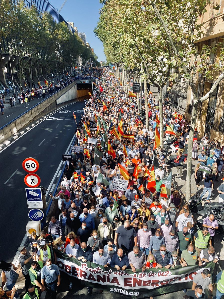 rromerovilches's tweet photo. La foto que debería abrir hoy todos los informativos.
Manifestación de
@solidaridad_esp en Madrid por la subida de la luz
#MadridHoy
#GobiernoDimisión 
#SoberaníaEnergética https://t.co/0gQ0dCxF4D