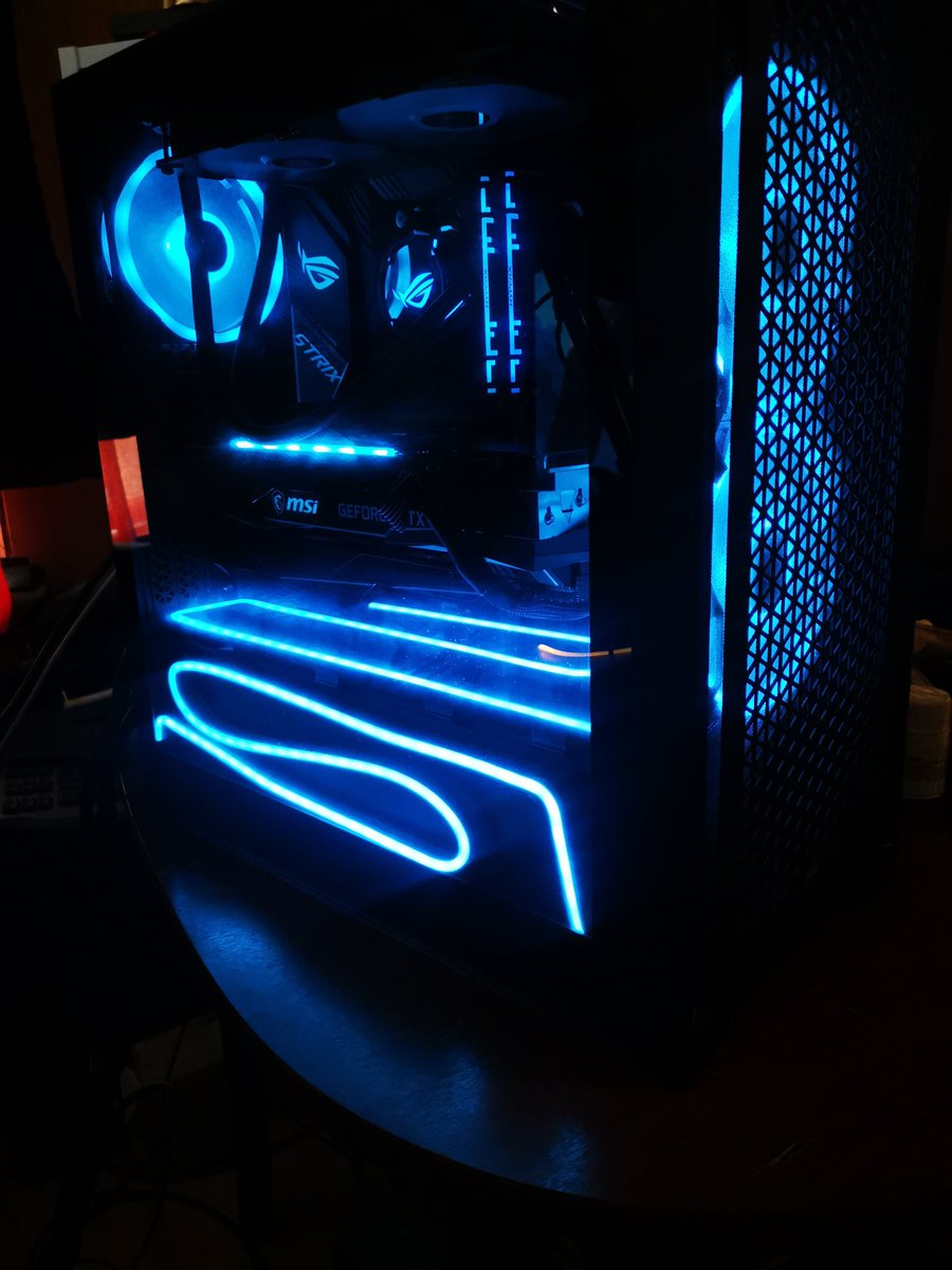 haarektheginger's tweet photo. Work in progress, i got tons more cool stuff planned 😎😎😎 #pcbuild #customrig #asusrog #phanteks #corsair #hyperx #monsterpc #streamer #twitch https://t.co/Ym6D6YYNP4