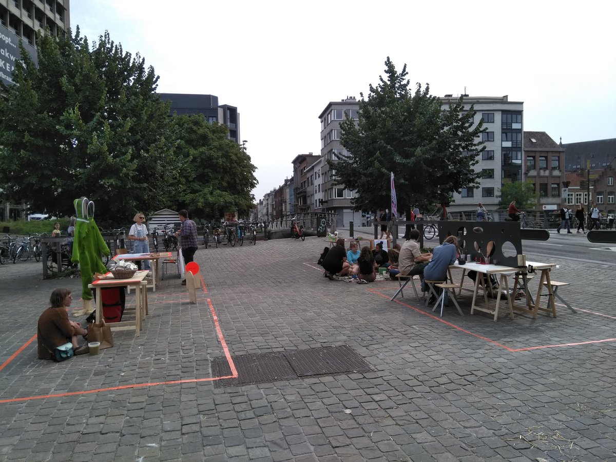 Vier organisaties nemen op de Oude Beestenmarkt in Gent #12m2 in om bewust te maken over de ruimte die de auto in ONZE #publiekeruimte inneemt! <a href="/DeGentenaar/">De Gentenaar</a> <a href="/HLN_BE/">HLN.BE</a> 
#autolozezondag #citiesforpeople