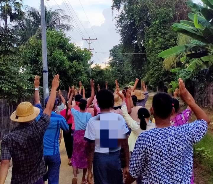 Wint_July_97's tweet photo. Myaing Township Basic Education General Strike Committee and the people in the northern zone joined hands to stage a rebellion againstbthe dictator.

#JuntaUsesArtilleryWeapons
#Sep19Coup 
#WhatsHappeningInMyanmar https://t.co/a53rHF5dP0