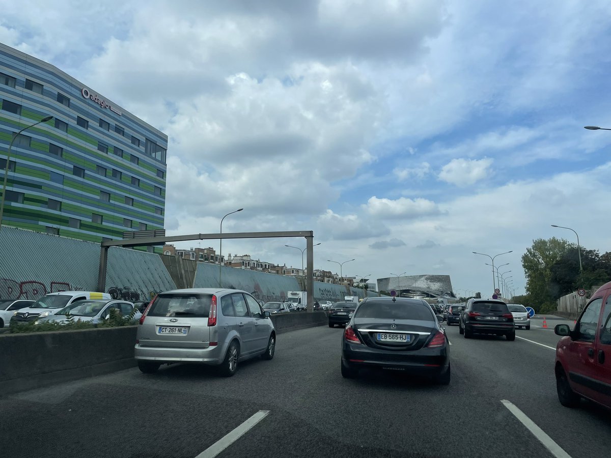 Quand on t’interdit de rentrer chez toi à paris, parce que presque toutes les portes périphériques sont bloquées à cause de cette putain de journée sans voiture. Cela s’appelle une dictature de merde. #mairiedeparis #annehidalgo #saccageparis #JourneeSansVoiture