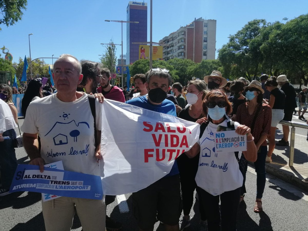 les_valls's tweet photo. Avui hem donat suport a la mobilització de #zeroport a favor de la salut, la vida i un futur sostenible. Ni l'ampliació de l'aeroport ni les variants d'Olot/Les Preses són projectes que responguin a l'emergència climàtica ni a la crisi ecològica. Tenim alternatives més raonables! https://t.co/Fg3qh8okgg