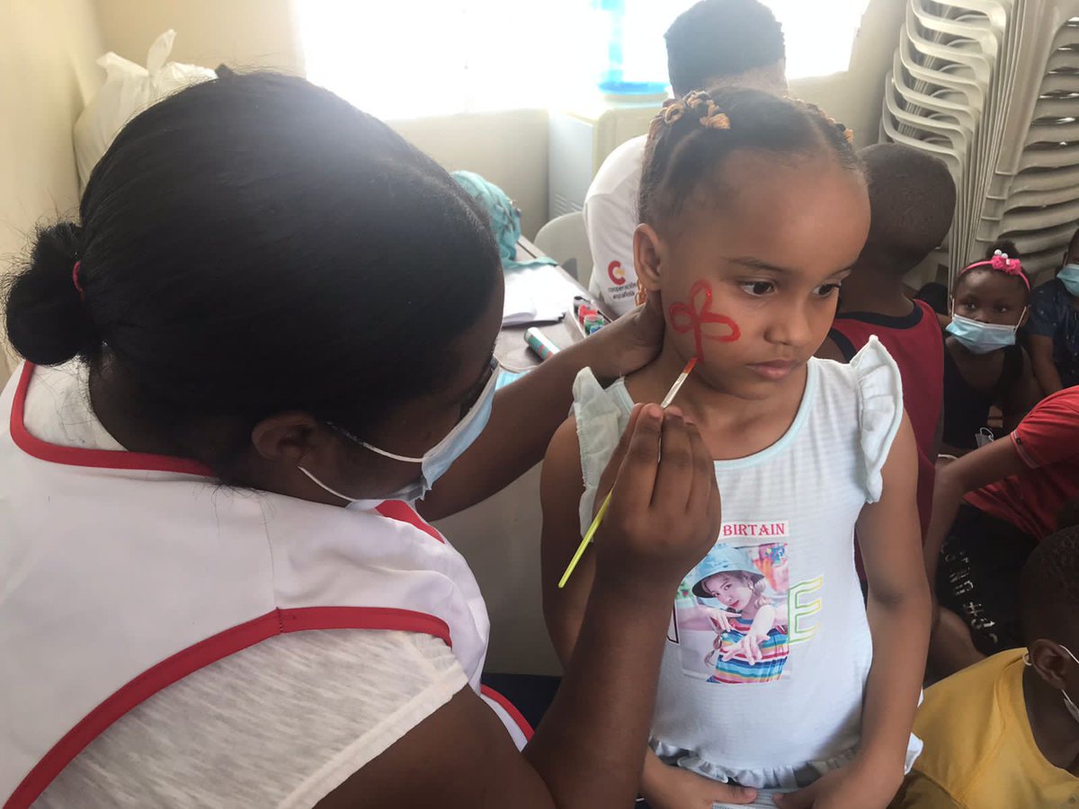 crdominicana's tweet photo. En Santo Domingo Oeste voluntarios de nuestra filial de Herrera desarrollan distintas actividades de Promoción de la Salud con enfánsis en prevención del coronavirus @SaludPublicaRD @GeraldinoG5 @ALBERTOCAMINERO @Enrique_Rojas1 @IFRC_es @OPSOMSRD @SNSRDO @raquelarbaje @elie_gh https://t.co/t4i0A6kNmr